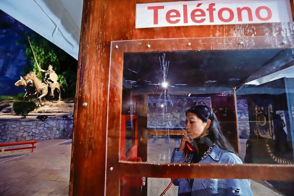 La pieza está instalada en la Plaza Allende, fue ideada por Sherry J Yoon, directora de la compañía, y su diseño estuvo a cargo de Jay Dodge, quien cuenta que, en ocasiones, los participantes salen llorando o se abrazan. Foto: Berenice Fregoso / EL UNIVERSAL