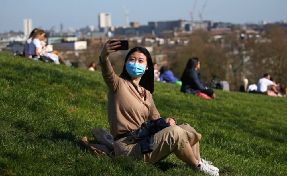 Con picnics y albercas al aire libre avanza el desconfinamiento en Inglaterra