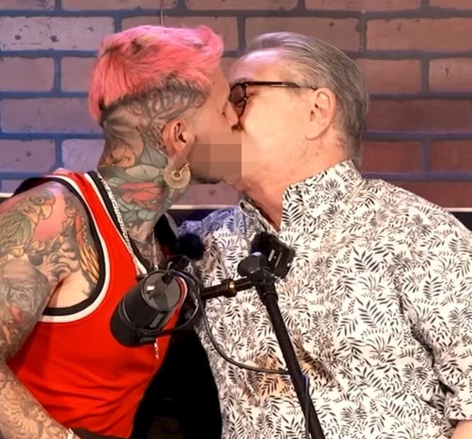 El influencer fue retado a besar al polémico conductor Foto: YouTube