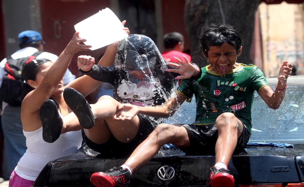 Desperdicio de agua en Sábado de Gloria. Foto: Archivo/EL UNIVERSAL 