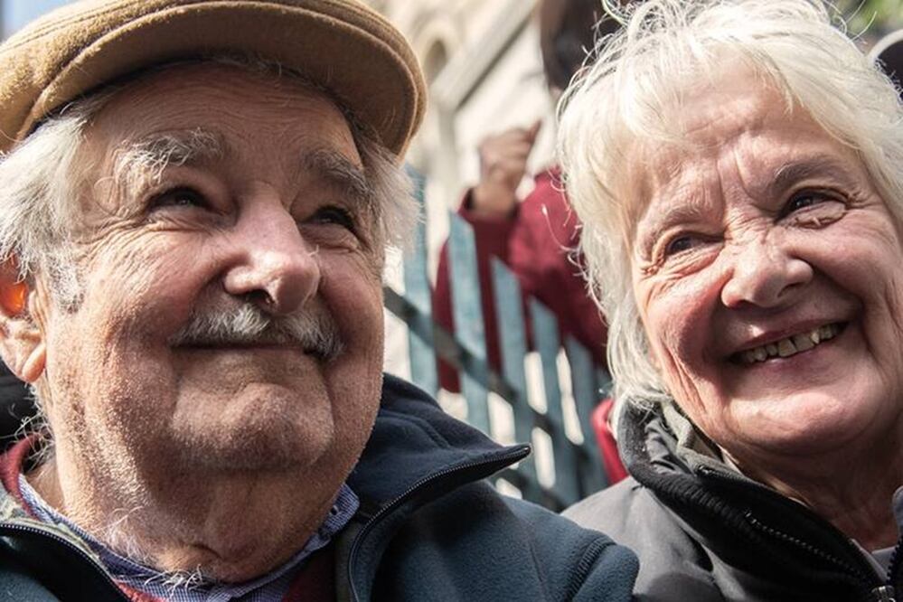 El expresidente uruguayo José Mujica junto a su mujer Lucía Topolansky. FOTO: AFP