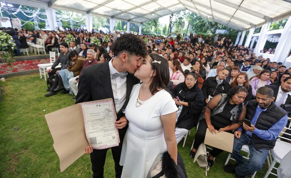 Boda colectiva en Los Pinos. Foto: Francisco Rodríguez / EL UNIVERSAL