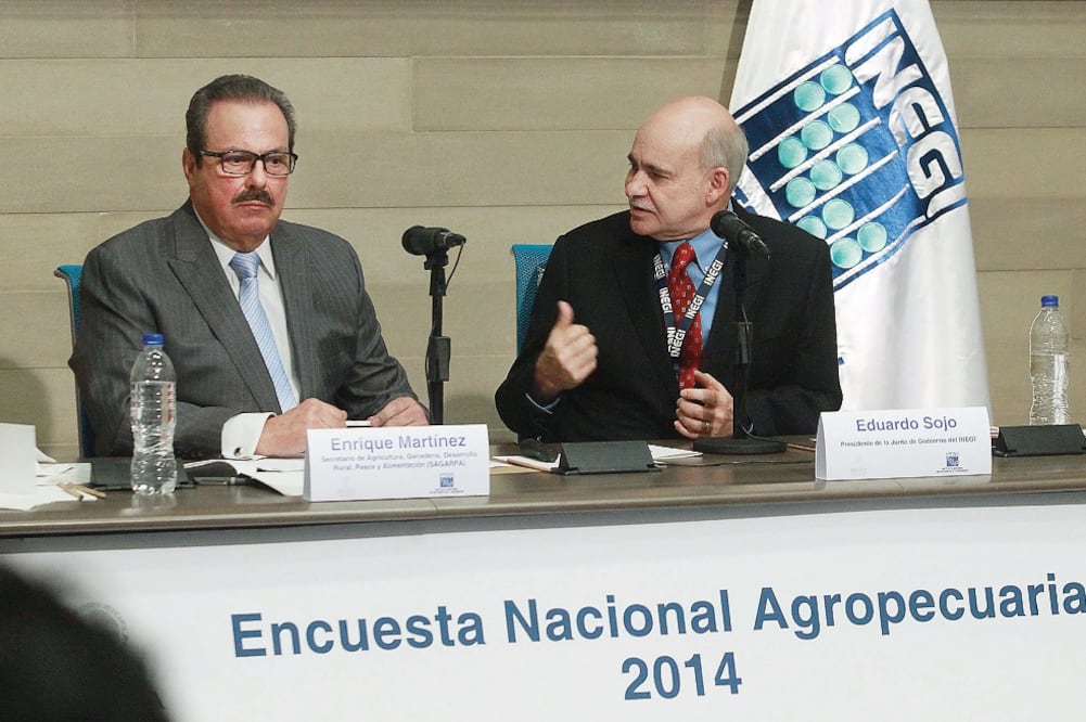 El titular de la Sagarpa, Enrique Martínez y Martínez, acompañado del presidente del Inegi, Eduardo Sojo, al momento de presentar la Encuesta Nacional Agropecuaria 2014 (ADRIÁN HERNÁNDEZ. EL UNIVERSAL)