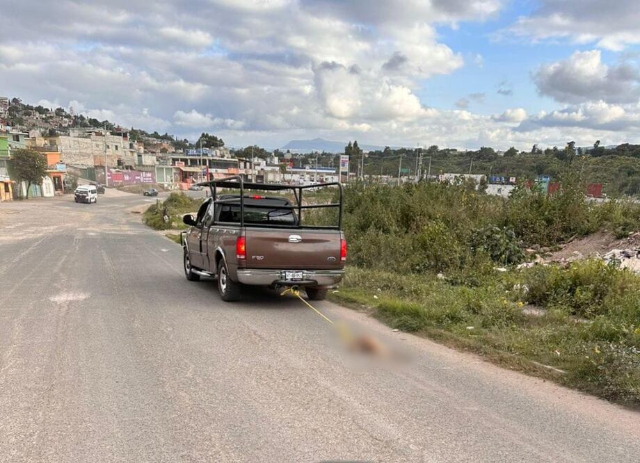 Este 17 de octubre se reportó que un sujeto arrastró a un perrito desde la defensa de su camioneta en Hidalgo (17/10/2024). Foto: Especial