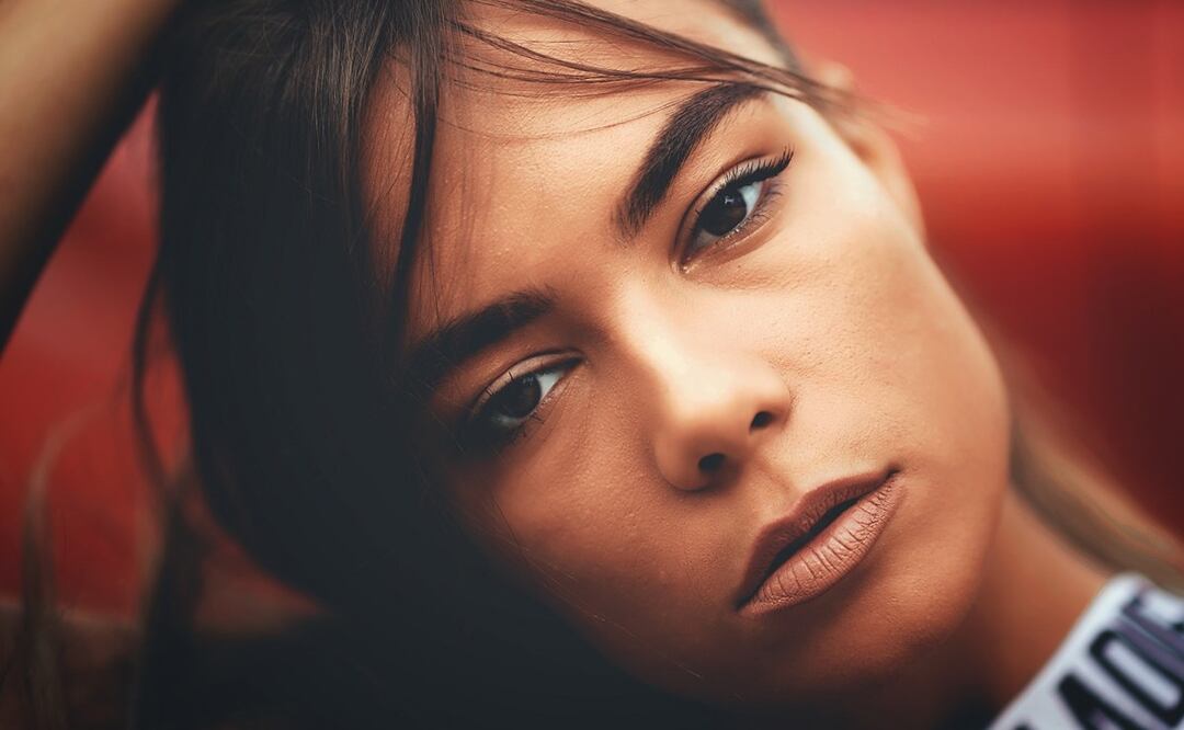 Las cejas naturales y tupidas están entre las principales tendencias / Foto: Pexels