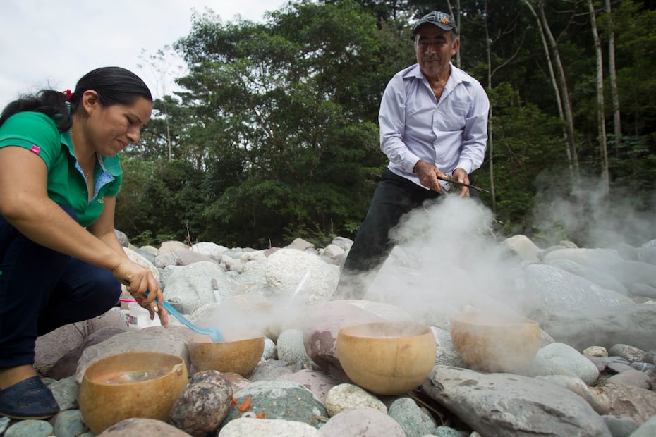 Aunque anteriormente el caldo de piedra se preparaba principalmente por hombre, actualmente ya participa la familia en conjunto. Fotos: Mario Arturo Martínez / EL UNIVERSAL