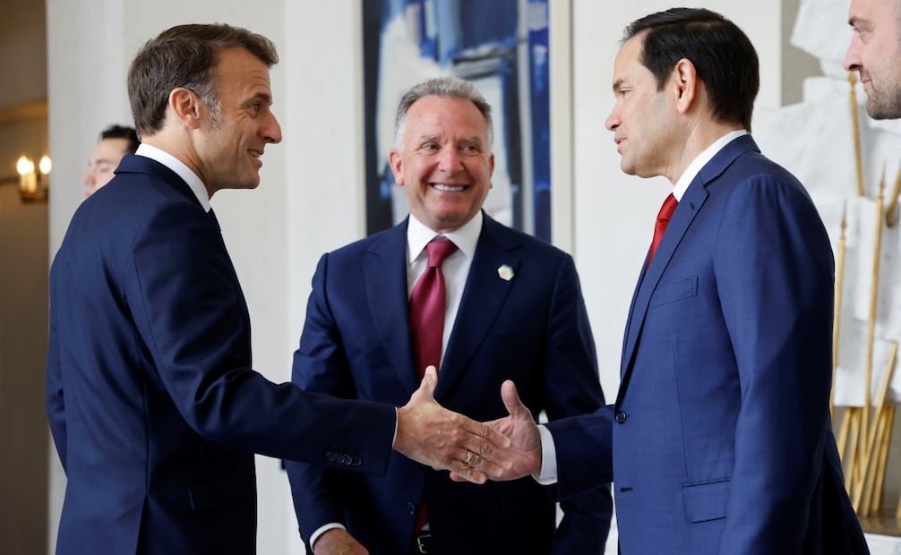 El enviado especial de Estados Unidos, Steve Witkoff; el secretario de Estado estadounidense, Marco Rubio, y el presidente francés, Emmanuel Macronen, en el Palacio del Elíseo en París, en abril de 2025. Foto: AP