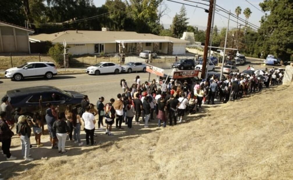 Chris Brown hace venta de garaje de lujo en su casa 