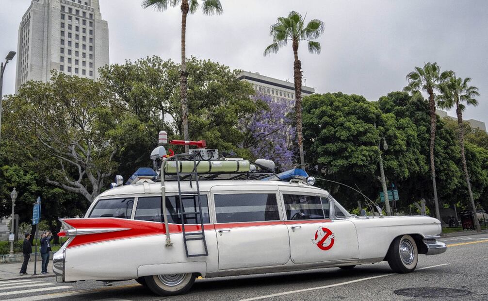 Un Cadillac Miller-Meteor Sentinel de 1959, que se utilizó en la película Ghostbusters de 1984, se ve en el Ayuntamiento de Los Ángeles el viernes 7 de junio de 2024.Foto: Hans Gutknecht/The Orange County Register vía AP.