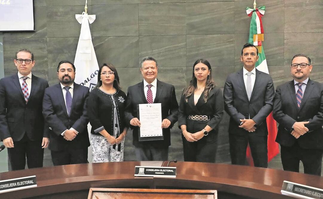 Con un total de 658 mil 562 votos, el candidato a gobernador en Hidalgo Julio Menchaca Salazar (centro) recibió su constancia que lo acredita como ganador de la contienda.