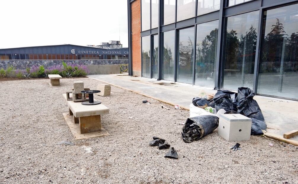 Prácticamente con un pie fuera de esta administración, las autoridades inauguraron un espacio en el que hay obra negra, basura, escombros y la presencia de decenas de trabajadores que hacen sus funciones a marchas forzadas; algo constatado por los primeros visitantes al recinto. Foto: Diego Prado | El Universal