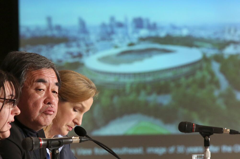 El arquitecto japonés Kengo Kuma explica sobre el diseño del Estadio Olímpico de Tokio, en Tokio