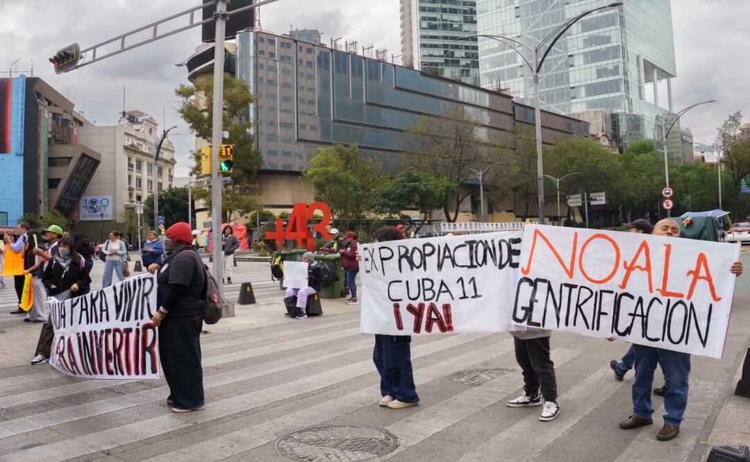 Bloquean Paseo de la Reforma; manifestantes exigen alto a los desalojos. Foto: Osmar Alvarado