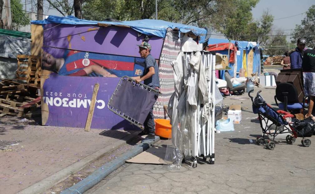 Migrantes retiran sus pertenencias de las calles (12/03/2025). Foto: Carlos Mejía / EL UNIVERSAL