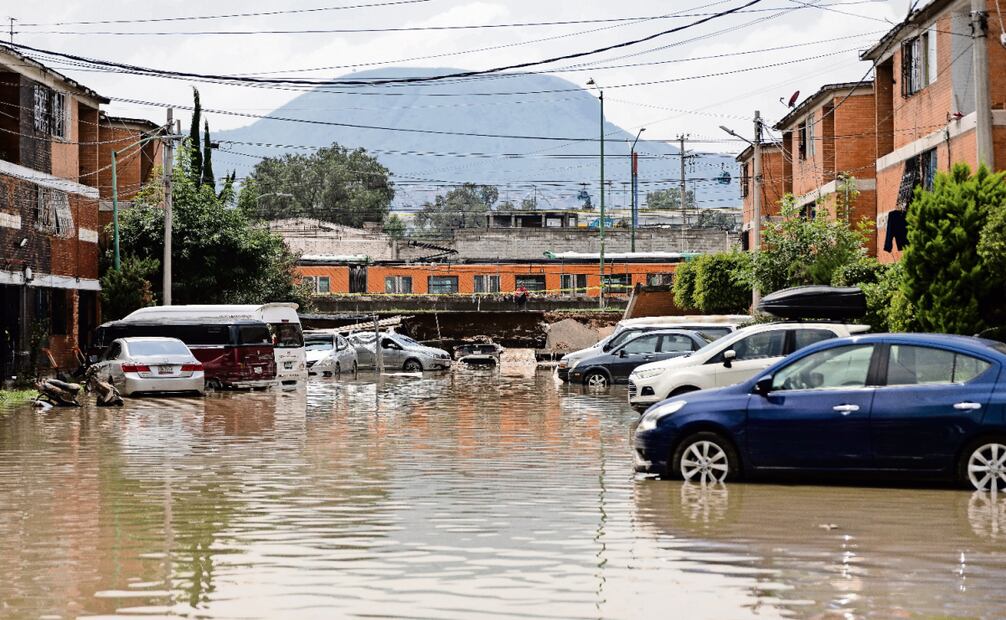 En la unidad habitacional Tepozanes el agua inundó el estacionamiento donde se encontraban varios automotores y se introdujo a varias casas. Foto: Hugo Salvador / EL UNIVERSAL