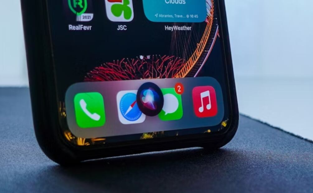 Apple trabaja en el modelo "LLM Siri" para mejorar su asistente. Imagen: Unsplash