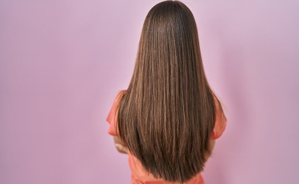 Masajea agua de papa en el cuero cabelludo y disfruta de un cabello más fuerte. Foto: Freepik