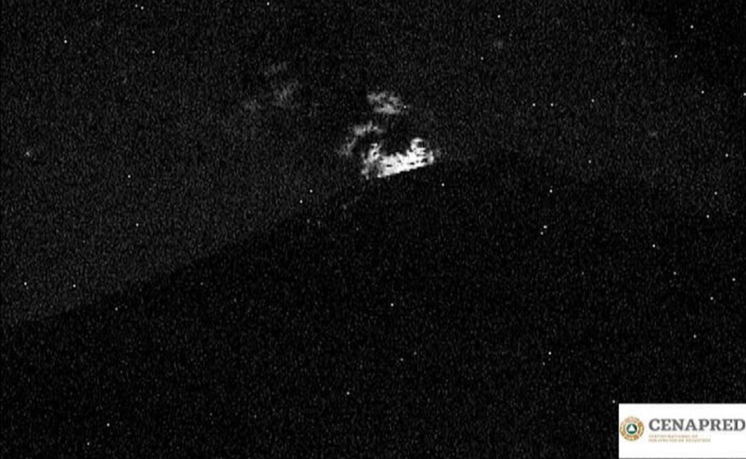 Imagen del volcán Popocatépetl a las las 2:48 horas de este sábado. Foto: Tomada de la @CNPC_MX