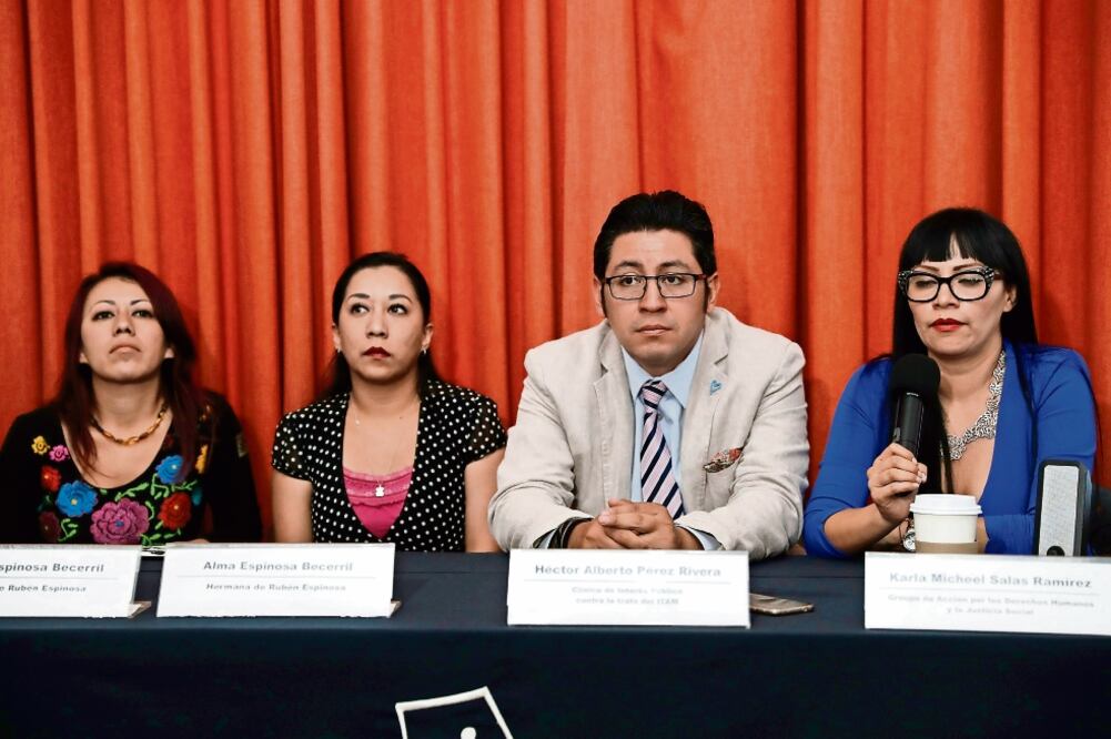 Familiares de las cinco víctimas asesinadas el 31 de julio de 2015 en un departamento en la colonia Narvarte dieron una conferencia de prensa. (LUIS CORTES. EL UNIVERSAL)