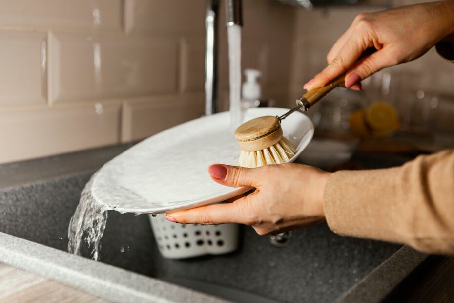 El cepillo de cocina permite una limpieza más higiénica gracias a su secado rápido. Foto: Freepik