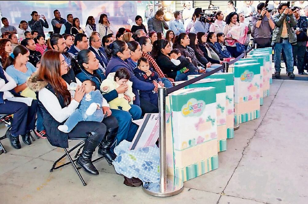 Cada caja contiene una cuna, un colchón, un juego de sábanas, una cobija, dos mamelucos de cero a tres meses, un gorro, una toalla y esponja, entre otros (ARCHIVO EL UNIVERSAL)