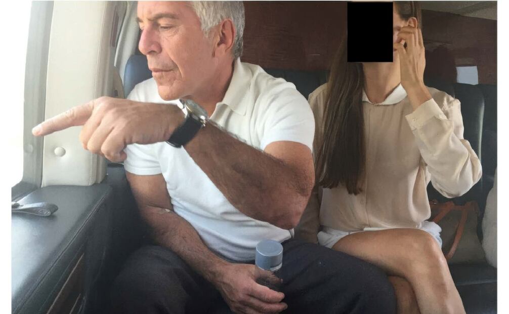 Legisladores demócratas del Congreso de Estados Unidos publicaron decenas de nuevas fotografías relacionadas con Jeffrey Epstein como parte de una estrategia para presionar al gobierno de Donald Trump a divulgar los documentos oficiales del caso. (18/12/25) Foto: AP