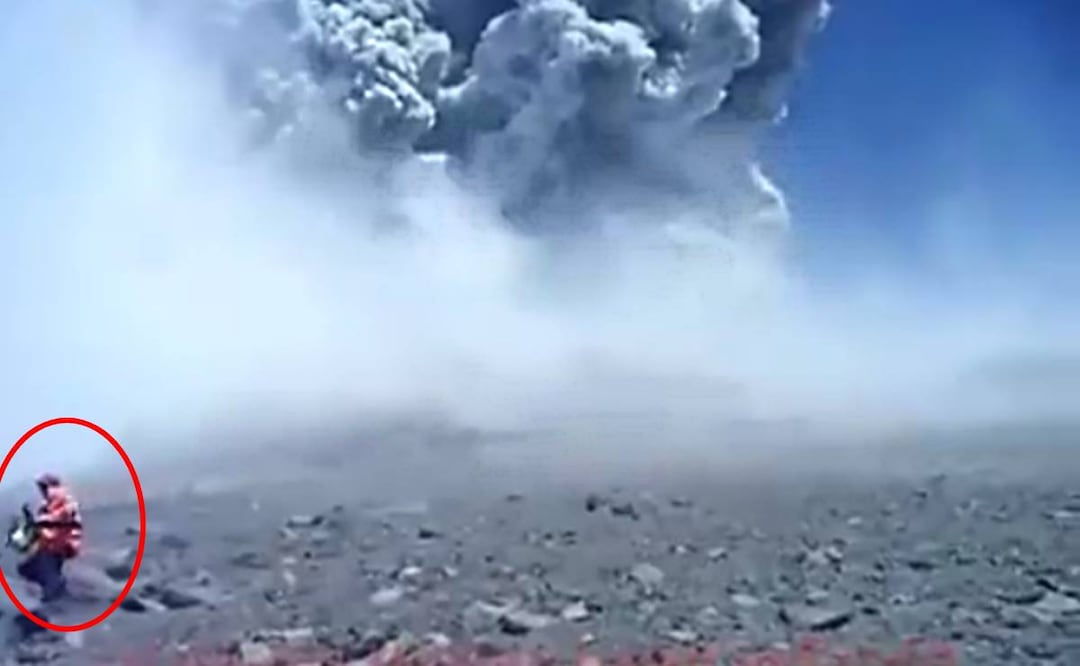 Momento exalto en que volcán Popocatépetl lanza piedras de tamaño de automóviles. Foto: Tomada de @AlMaXx8017