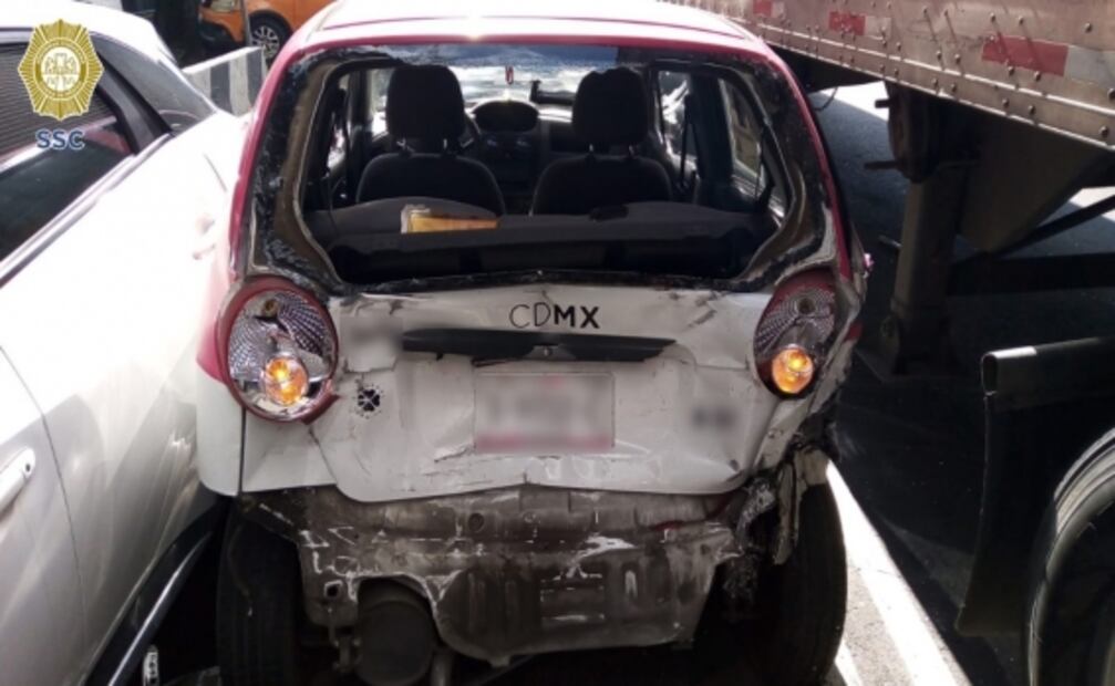 Tráiler choca 5 autos particulares, destroza un taxi y genera riña en Iztacalco
