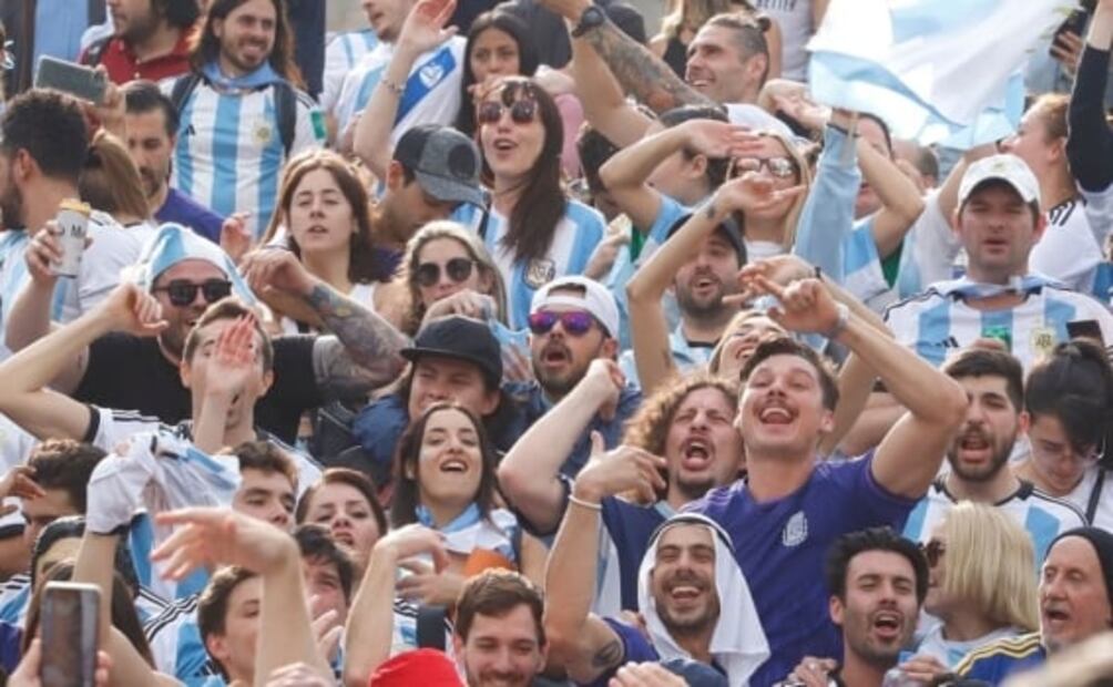 Argentinos festejan en el Ángel con todo y quinceañera