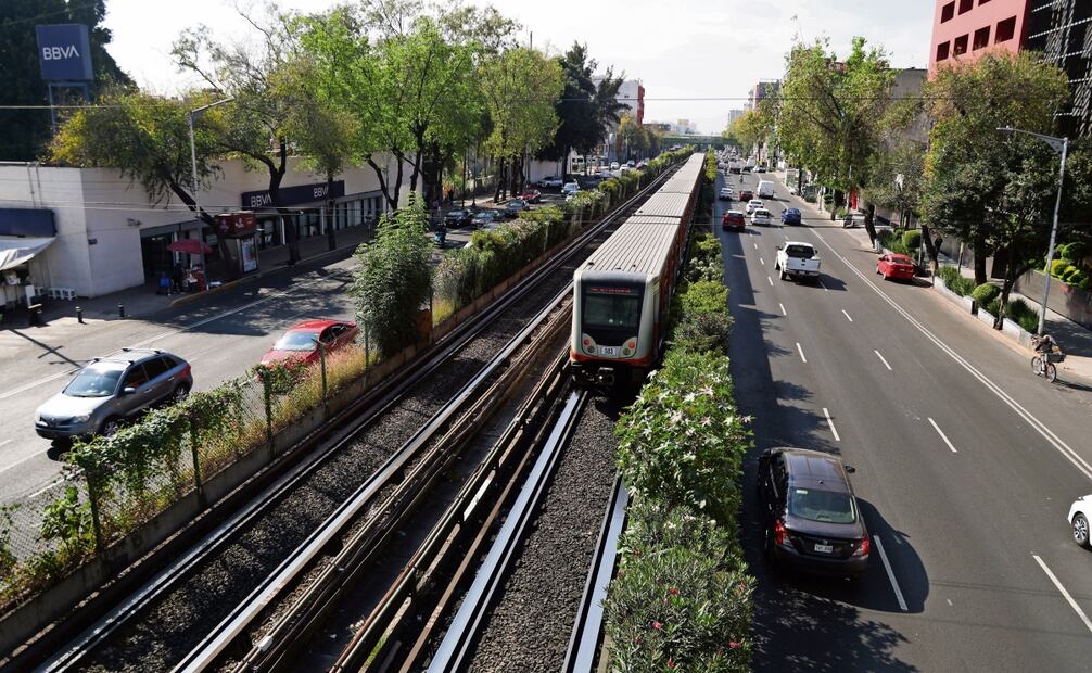 El paso elevado del Metro donde se pretende construir una ciclovía correría de San Antonio Abad a Tasqueña. Foto: Carlos Mejía / EL UNIVERSAL