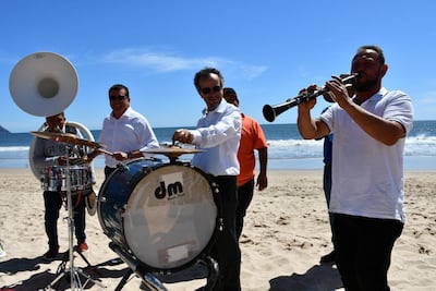 ¿Quién es Jon Benjamin, embajador de Reino Unido que bailó música de banda en Mazatlán?