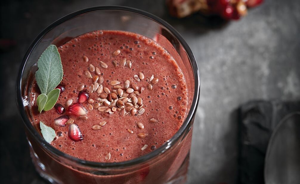 Un rico licuado de açai y frutos rojos