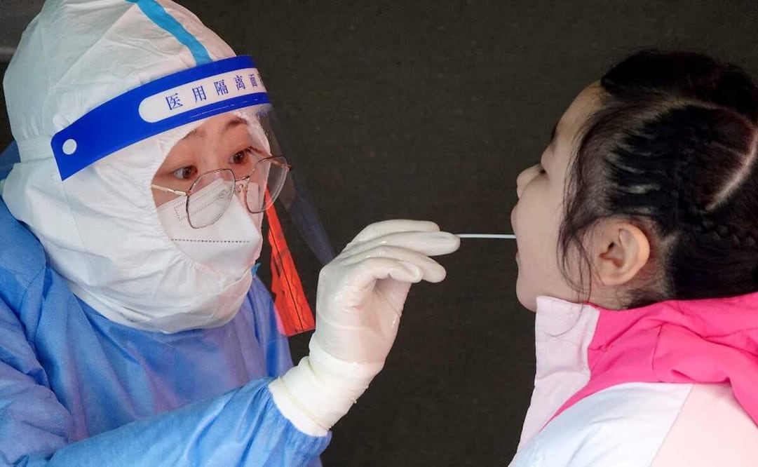 Aplican prueba rápida de detención de Covid-19 a niña, en Yantai, en la provincia oriental china de Shandong. Foto:  AFP / China OUT, archivo