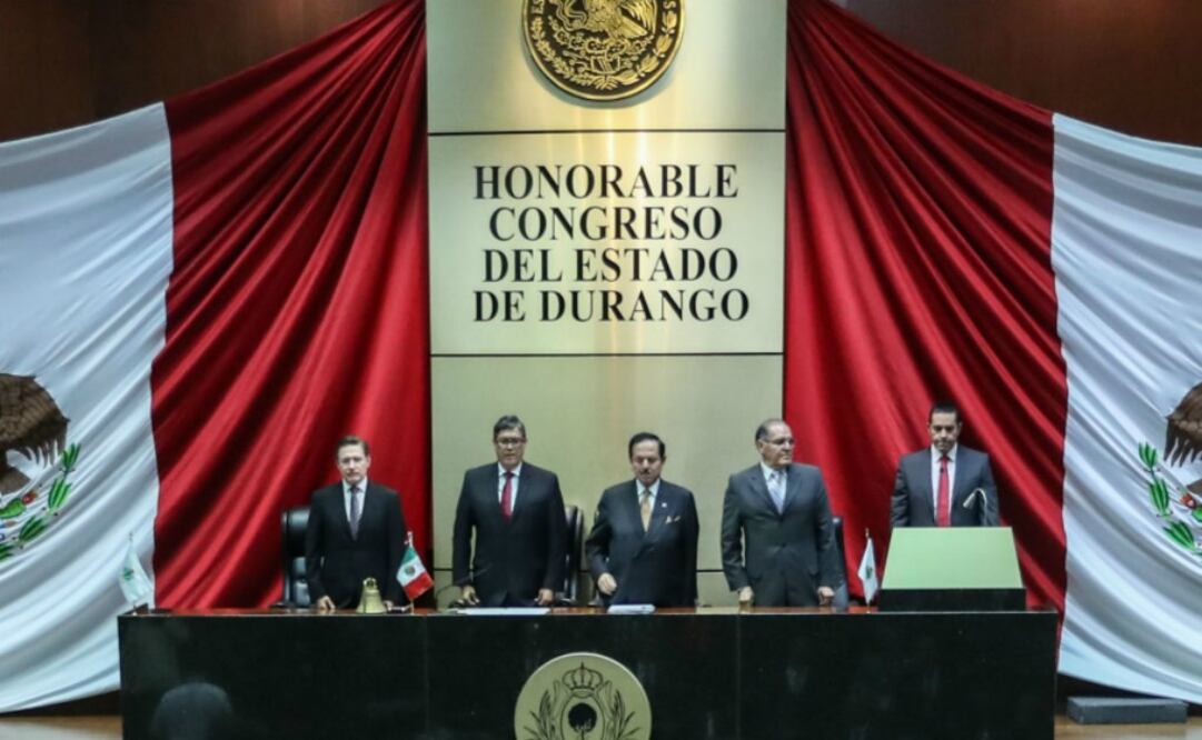 El gobernador José Rosas Aispuro Torres y el presidente de la Mesa Directiva del Congreso, Sergio Uribe Rodríguez, pusieron en manos del Licenciado Ealy Ortiz la medalla "Francisco Zarco". Foto: Germán Espinosa