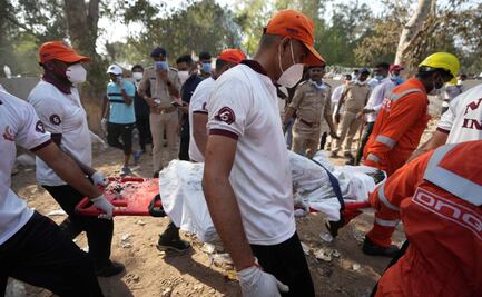 Único sobreviviente del accidente aéreo en India sale del hospital; acude al funeral de su hermano