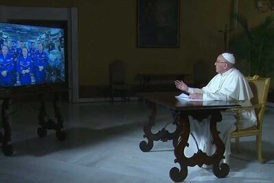 El papa Francisco dialoga con astronautas
