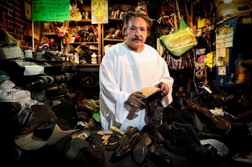 Cinco rostros de una comunidad célebre en el país: Iztapalapa. Escenario donde por 174 años —que se cumplen este 2017— se ha llevado a cabo la representación del Viacrucis. Hombres que manifiestan su gran devoción católica e incluso, algunos de ellos, su aspiración pasada, aunque no cumplida, de convertirse en el personaje central: Jesús. Ellos viven, día a día, la otra pasión a través de sus oficios...