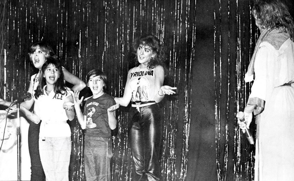 Viridiana Alatriste y sus tres hermanos –Silvia Pasquel, Alejandra y Luis Enrique Guzmán– actuando frente a su madre, la primera actriz Silvia Pinal, durante su espectáculo en el centro nocturno El Patio, en agosto de 1981. Foto: Archivo EL UNIVERSAL.