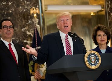 Trump culpa a "ambas partes" por violencia en Charlottesville