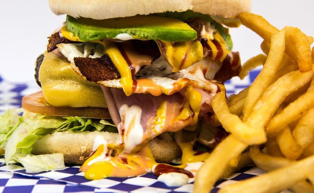 La hamburguesa con papas tiene grasas saturadas e hidrogenadas, que afectarían el funcionamiento cerebral (Fotos: Pixabay)