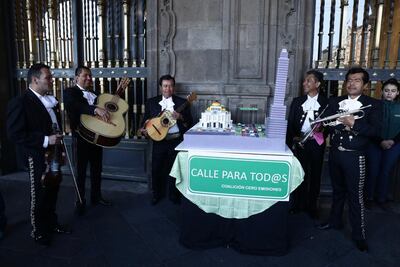 Con mariachi y pastel piden a Sheinbaum carril trolebici en Eje Central