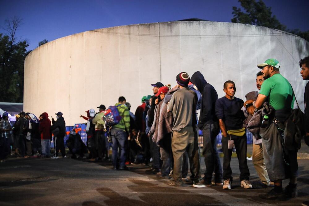 Largas filas de comida, baños sucios y gente descansando al intemperie fueron algunos problemas que se detectaron en la segunda jornada de la caravana migrante en la CDMX (Juan Carlos Reyes García. EL UNIVERSAL)