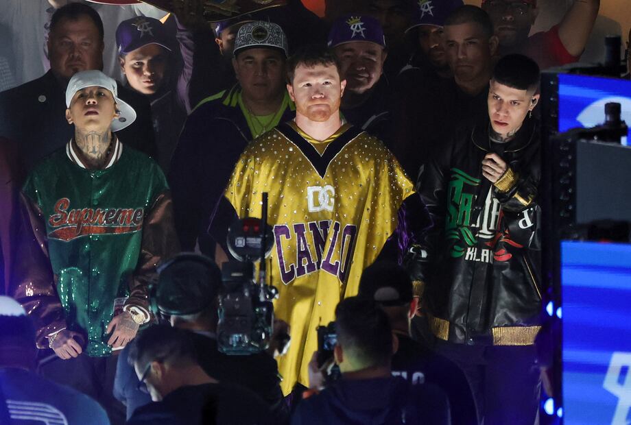 Canelo Álvarez durante su entrada a la T-Mobile Arena - Foto: AFP