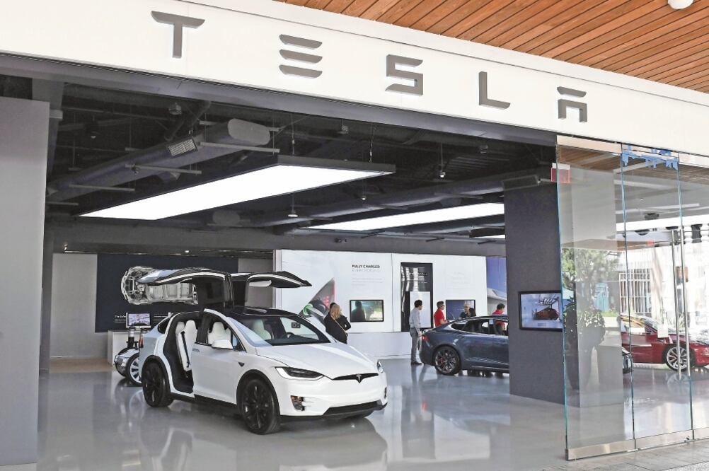 Desde hace años, Elon Musk ha prometido carros que se conducen solos. Foto: Mark Ralston / AFP