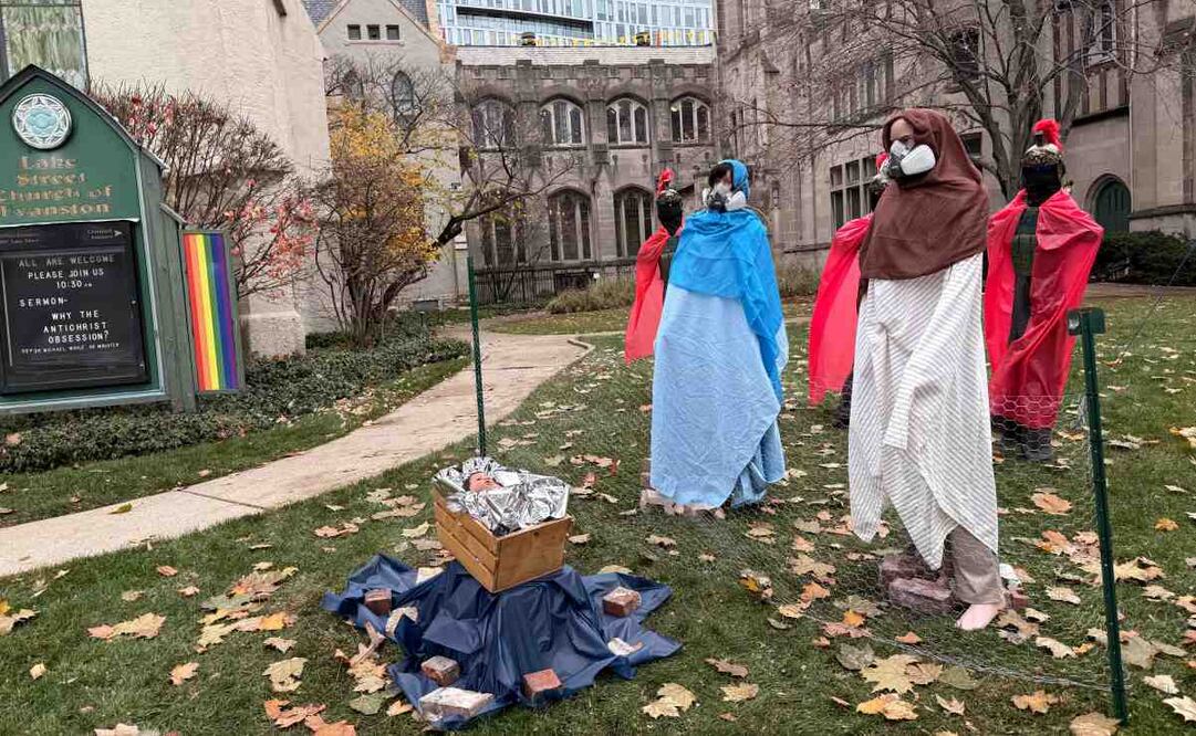 Fotografía cedida por la iglesia bautista Lake Street de Evanston de uno de los tres centuriones enmascarados con gafas de sol y chaleco verde con la leyenda 'ICE' en un pesebre este lunes, en Evanston (Estados Unidos). Una iglesia cristiana en el área de Chicago (Illinois) ha provocado polémica con un pesebre inspirado en la política migratoria de la Administración Trump con el recién nacido Niño Jesús esposado y una virgen María con máscara lacrimógena. Foto: EFE