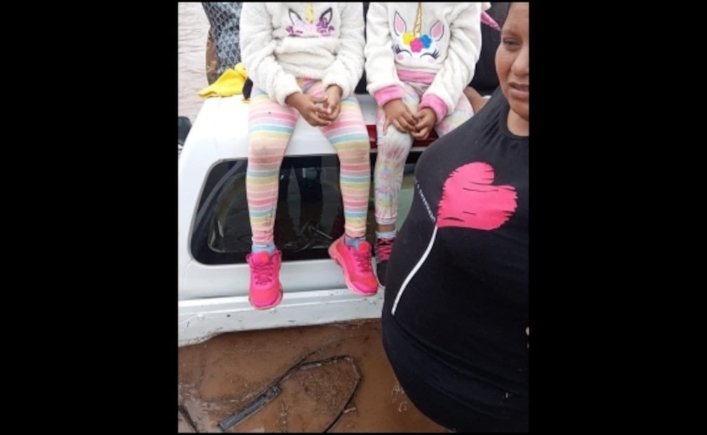 Buscan rescatar a familia atrapada entre dos arroyos en Empalme, Sonora