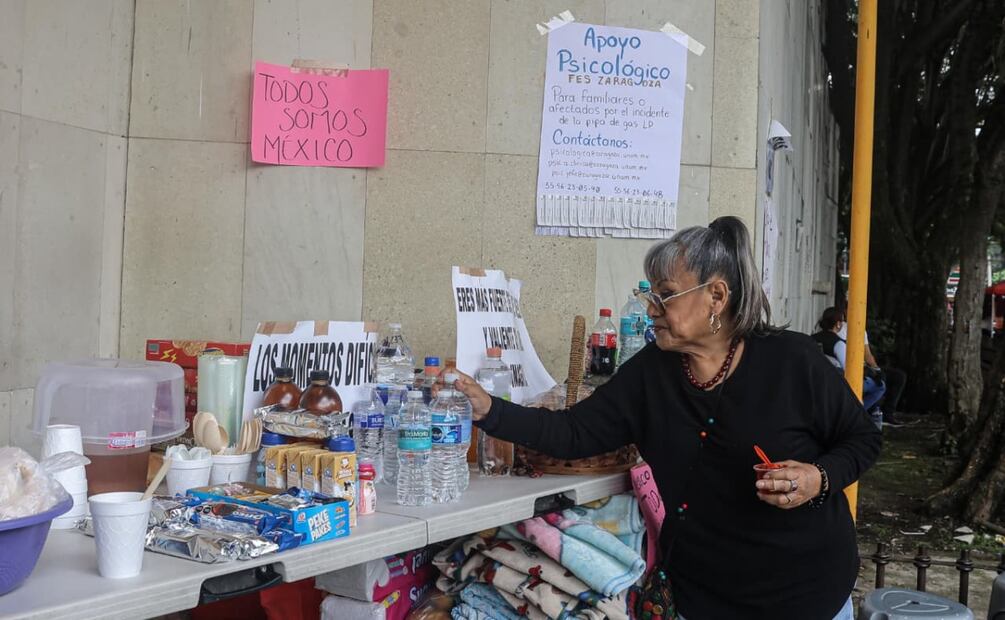 Familias de víctimas del Puente de la Concordia esperan noticias en el INR mientras personas ofrecen apoyo a las afueras del lugar (13/09/2025). Foto: Gabriel Pano / EL UNIVERSAL