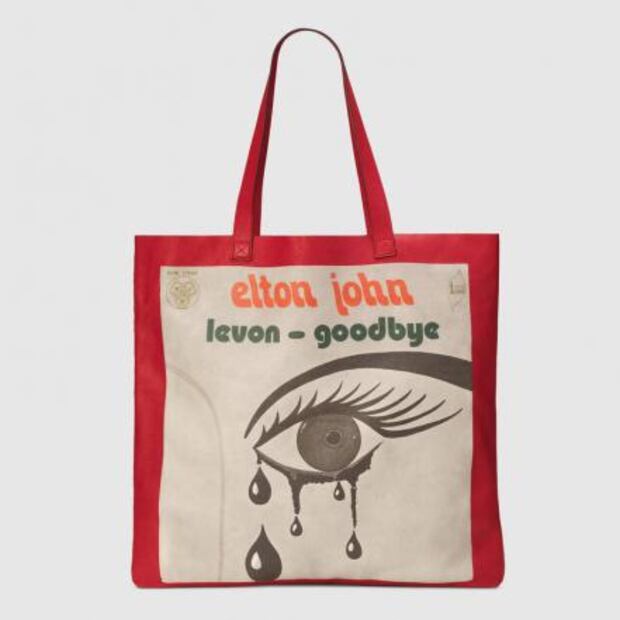Elton John y Gucci lanzan la bolsa millennial más vista en Internet