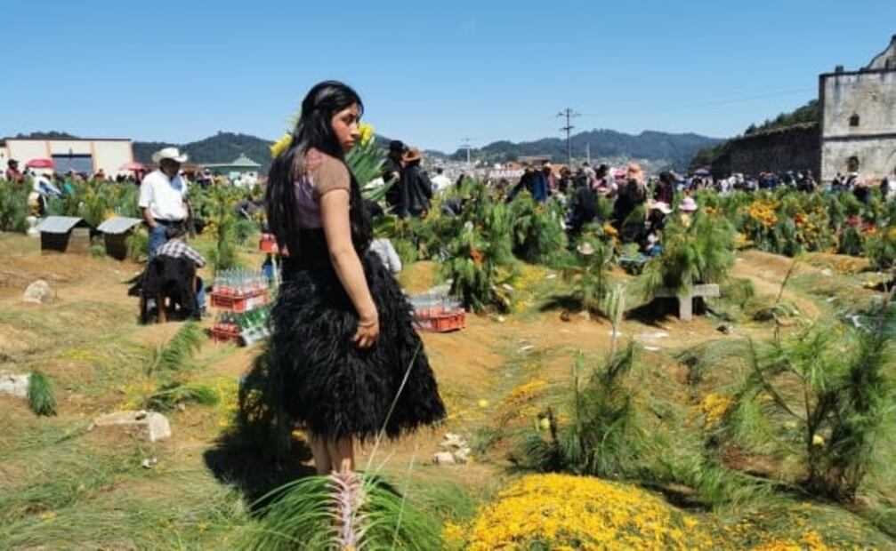 Con oraciones, comida y flores, tzotziles muestran su cariño a sus fieles difuntos en San Juan Chamula
