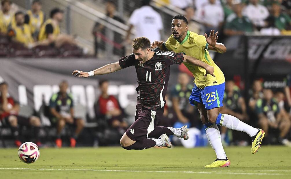 Santiago Giménez no pudo hacer nada en el duelo de México vs Brasil. Foto: Imago7